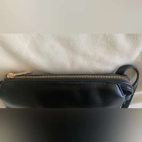 NWOT Vegan Leather Crossbody, Top Zip Closure, interior zip pocket/compartments - Picture 5 of 14